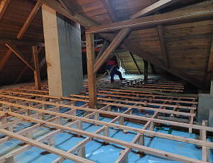 Zateplení stropu rodinného domu pomocí foukané izolace